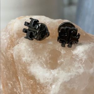 Tory Burch Logo earrings in Gunmetal